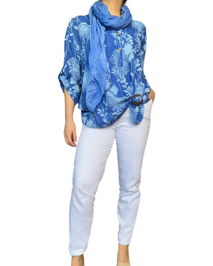 Blouse bleue royale pour femme avec des motifs floraux avec boucle d'ajustement et pantalon blanc.