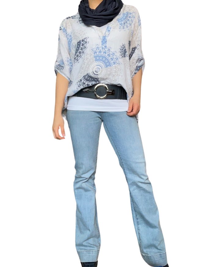 Blouse blanche pour femme avec imprimé bohème avec ceinture et jean bleu clair.
