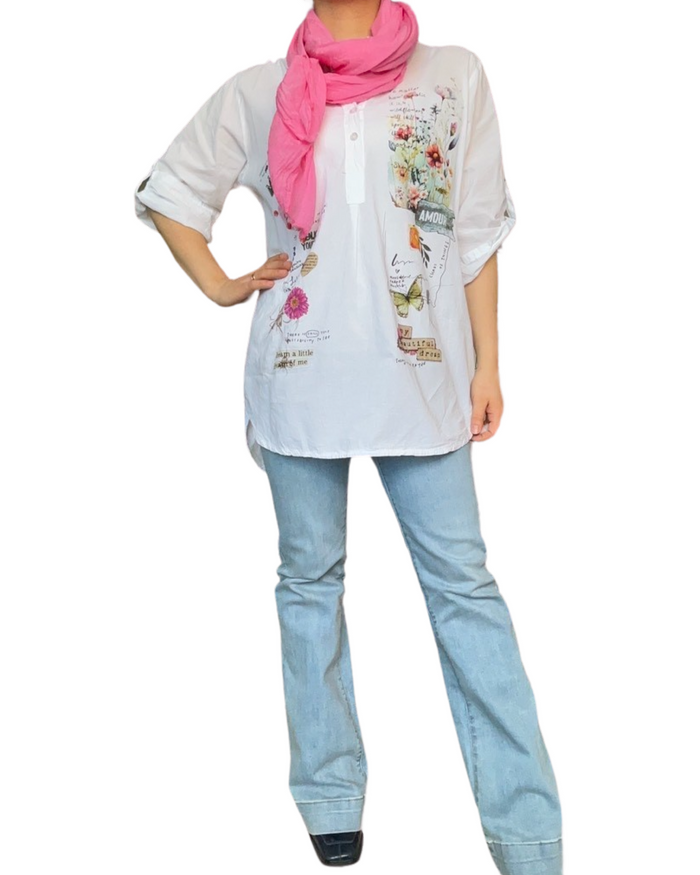 Blouse blanche pour femme avec imprimé de motifs et d'écritures avec foulard rose.
