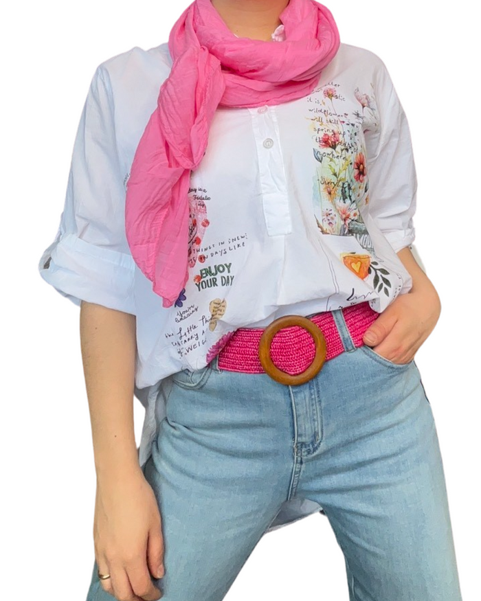 Blouse blanche pour femme avec imprimé de motifs et d'écritures avec ceinture en jute rose.