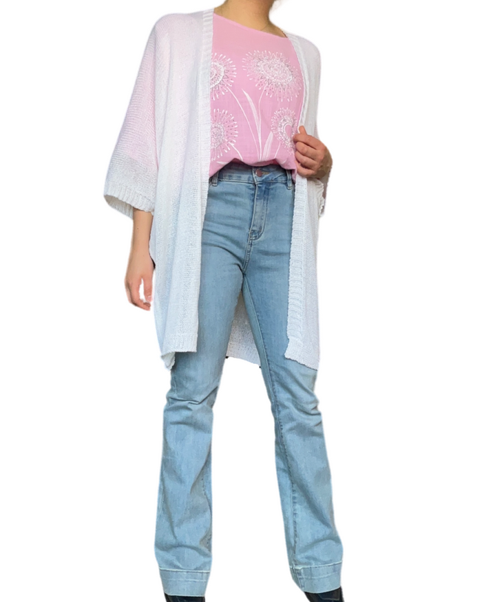Chandail rose pour femme à manche 3/4 avec imprimé de fleurs avec jean bleu clair.