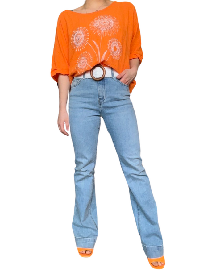 Jeans pour femme flare à taille haute 31 pouces de longueur avec chandail orange et ceinture blanche en jute.