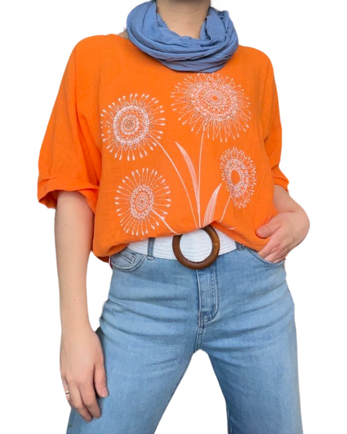 Chandail orange pour femme à manche 3/4 avec imprimé de fleurs avec foulard bleu jean.