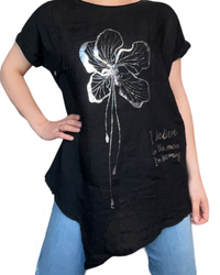 T-shirt noir pour femme avec imprimé d'une fleur argentée porté over size.