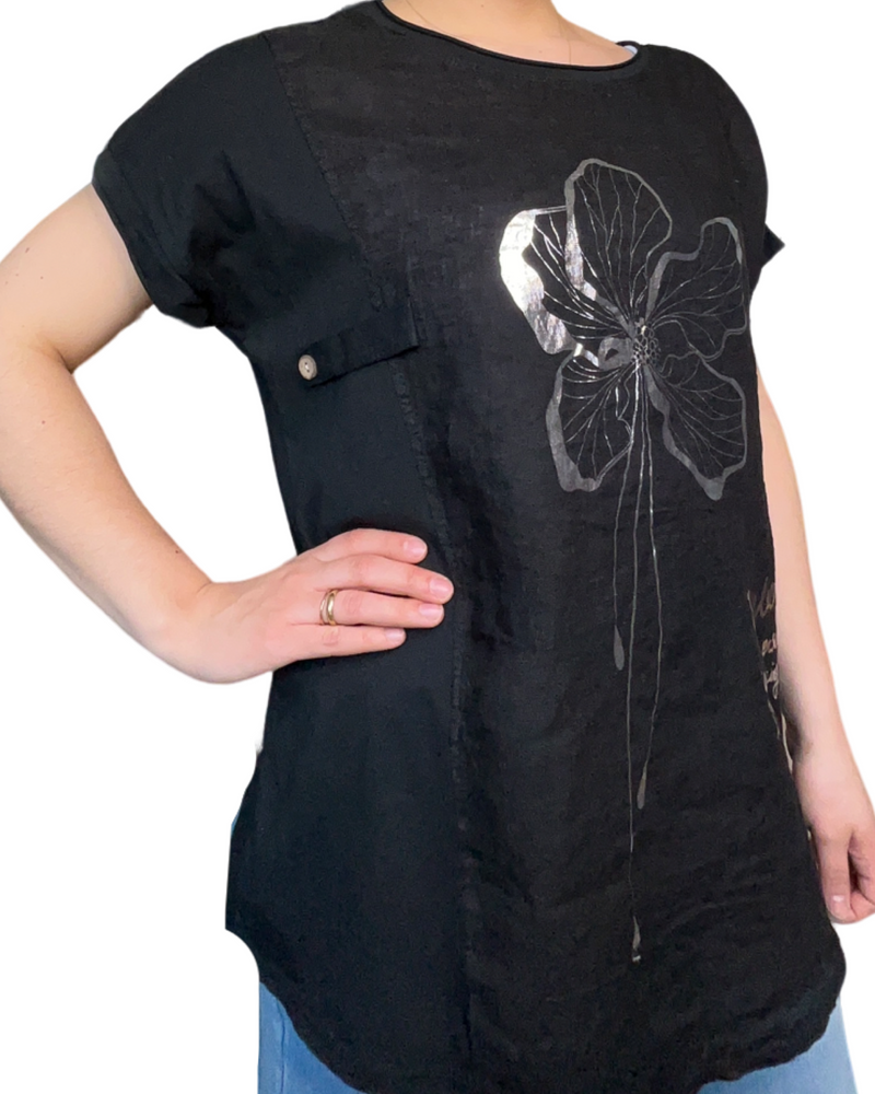 T-shirt noir pour femme avec imprimé d'une fleur argentée.