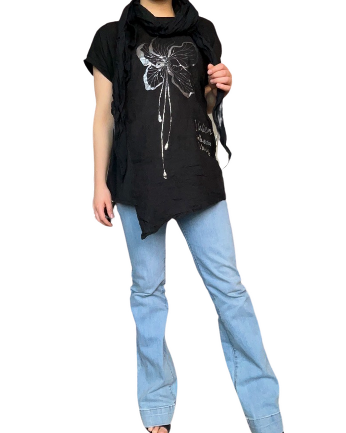 T-shirt noir pour femme avec imprimé d'une fleur argentée avec jean bleu clair.