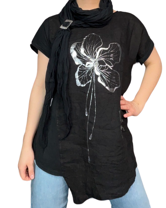 T-shirt noir pour femme avec imprimé d'une fleur argentée avec foulard noir et boucle d'ajustement.