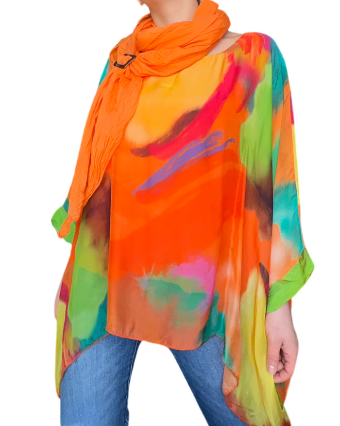 Blouse de soie pour femme avec imprimé abstrait orange et jaune avec foulard orange et boucle d'ajustement.