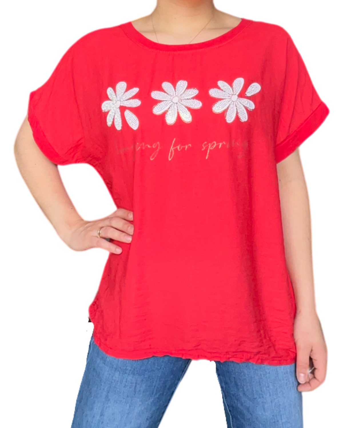 T-shirt rouge pour femme avec imprimé de trois fleurs blanches.
