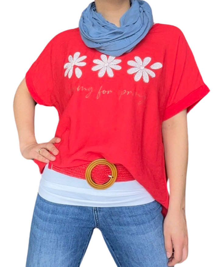 T-shirt rouge pour femme avec imprimé de trois fleurs blanches avec foulard bleu jean.