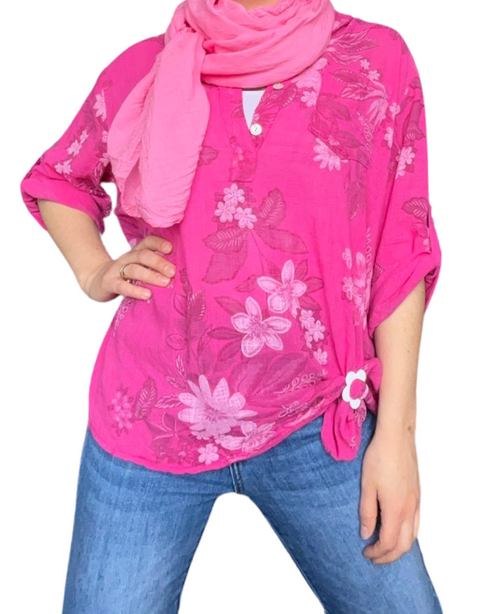 Blouse fuchsia pour femme avec des motifs floraux avec foulard rose.