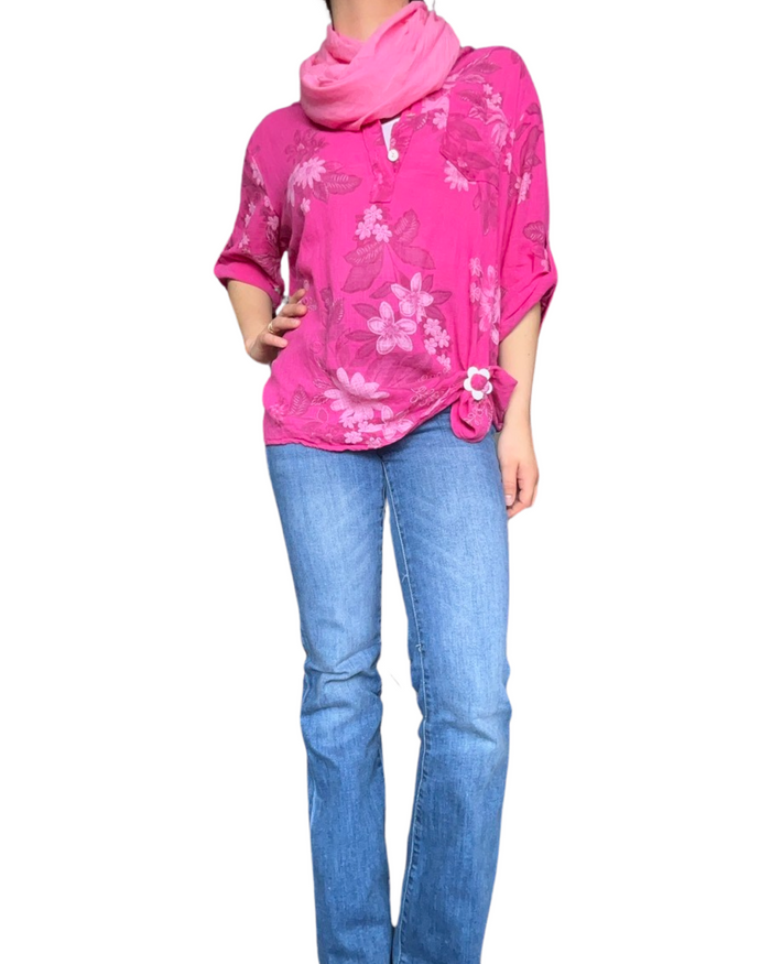 Blouse fuchsia pour femme avec des motifs floraux avec boucle d'ajustement et jean flare.