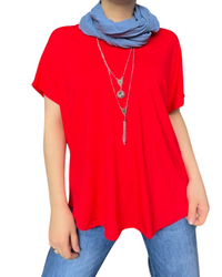 T-shirt couleur unie pour femme avec foulard et collier.