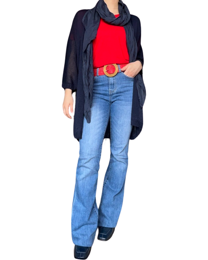 Cardigan bleu marin uni en maille pour femme avec ceinture rouge en jute et jean flare.