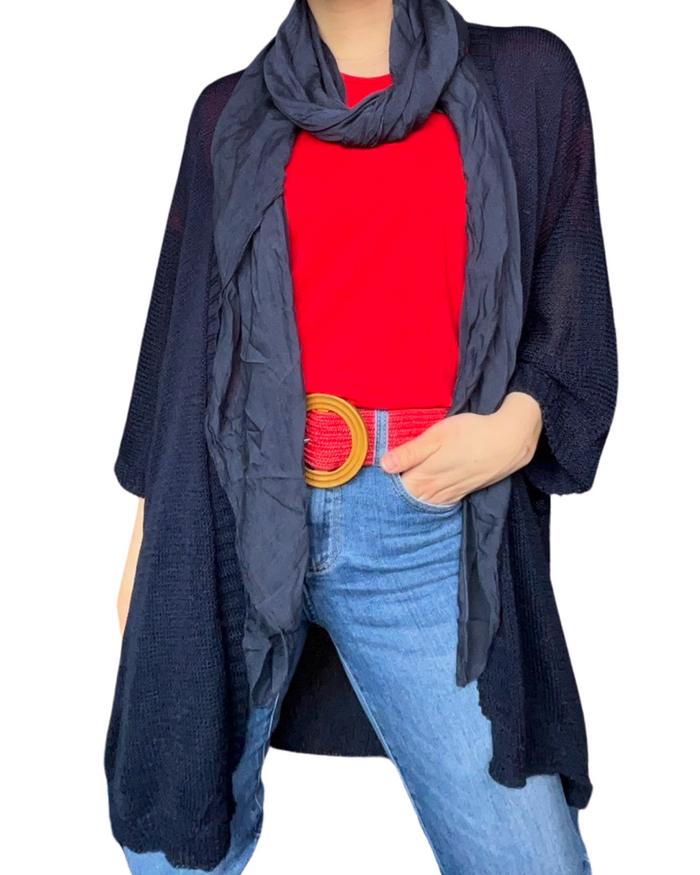Cardigan bleu marin uni en maille pour femme avec t-shirt rouge et foulard noir.
