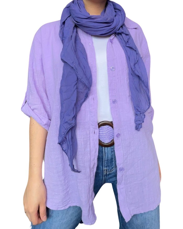 Chemise à manche 3/4 lilas unie pour femme avec foulard mauve.