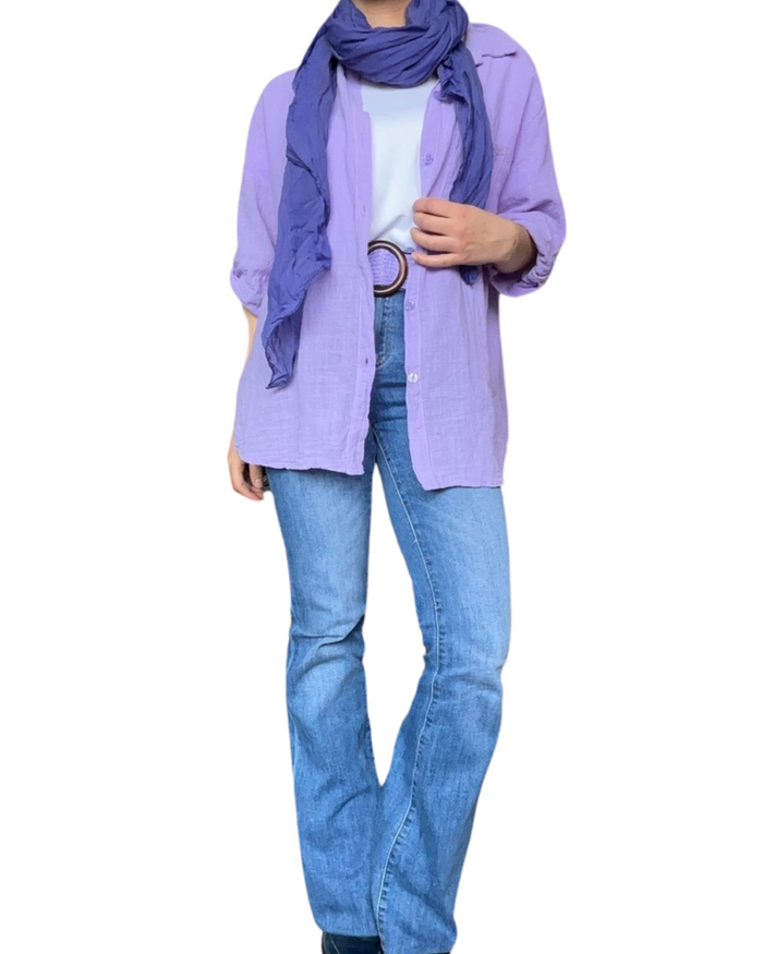 Jeans pour femme flare à taille haute 32 pouces de longueur avec chemise lilas, foulard mauve et ceinture lilas.
