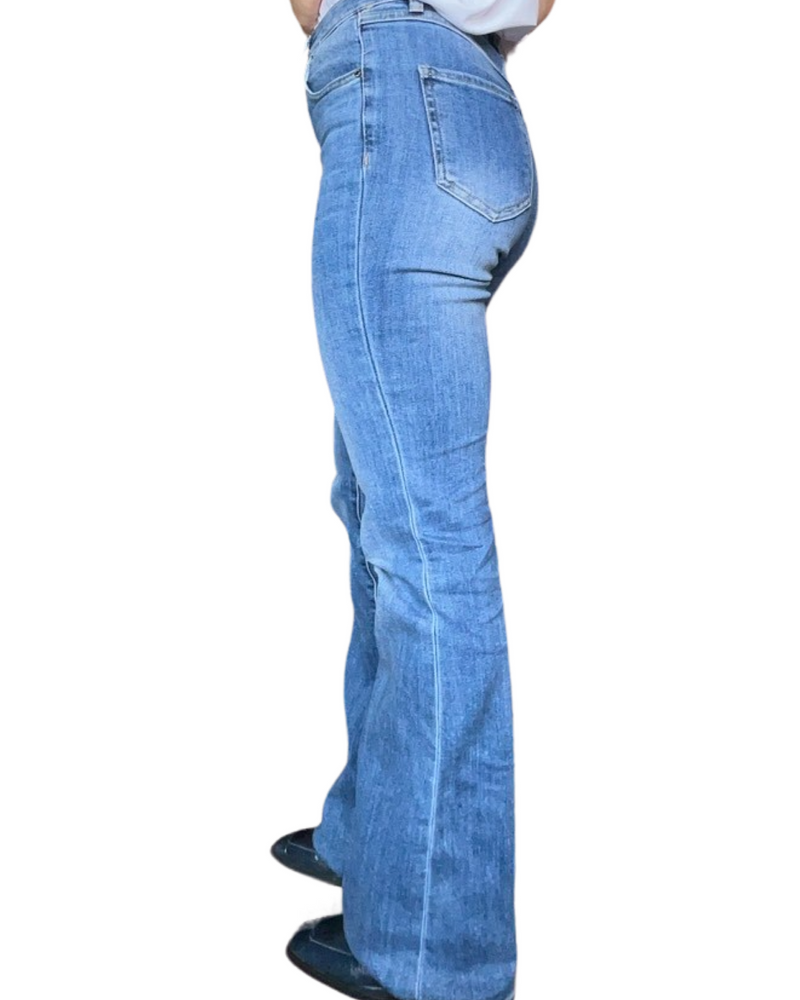 Jeans pour femme flare à taille haute 32 pouces de longueur.