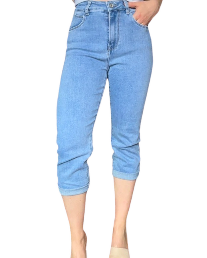 Capri en jeans à taille haute bleu clair pour femme.