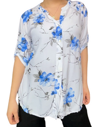 Chemise blanche avec imprimé de fleurs bleues et grises pour femme avec camisole gainante à l'intérieur.