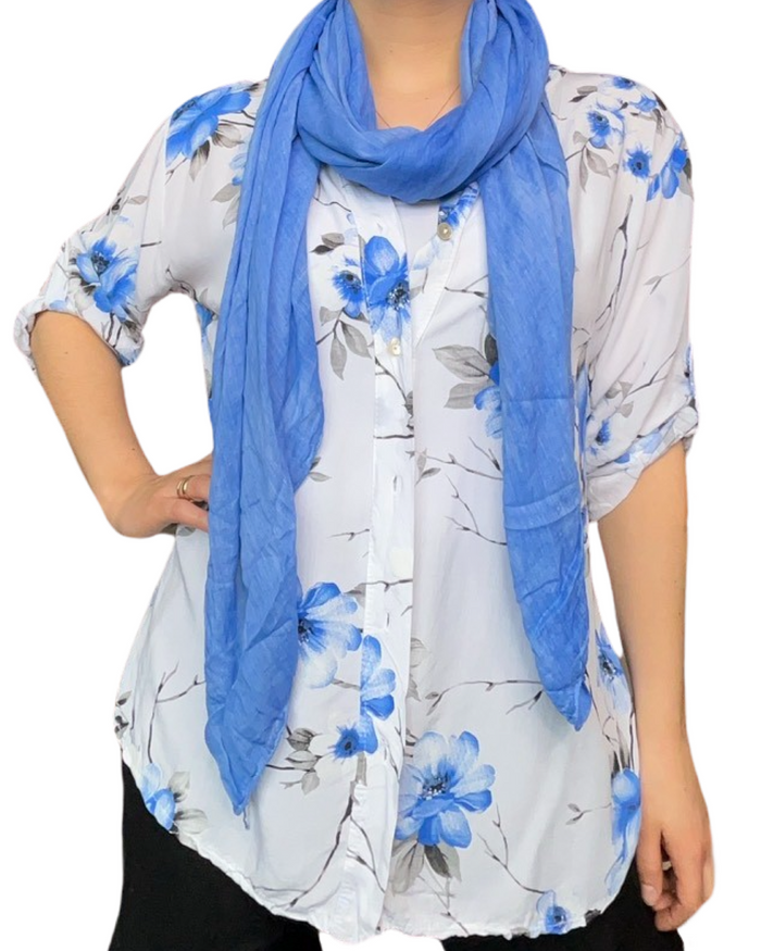 Chemise blanche avec imprimé de fleurs bleues et grises pour femme avec foulard bleu royal.