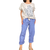 T-shirt col rond marguerites bleu marin manche courte beige avec pantalon en lin bleu