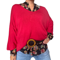 Chemise noir fleurie à col maho et manche longue avec chandail rouge et ceinture