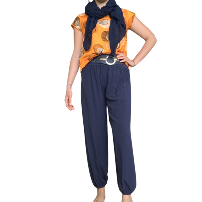 T-shirt orange fleuri col en rond manche courte avec pantalon et ceinture bleu marin