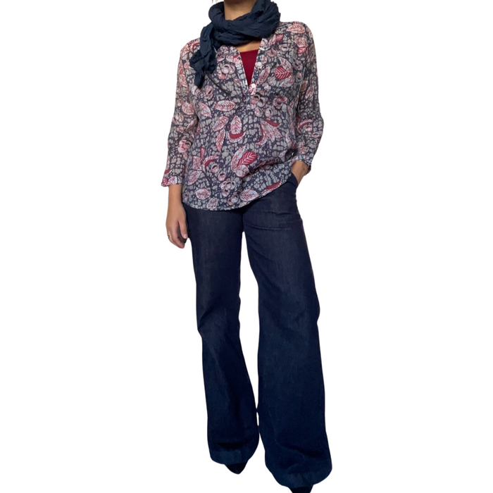 Chemise marine col maho à manche longue avec imprimé de feuillages avec foulard camisole et jeans bleu