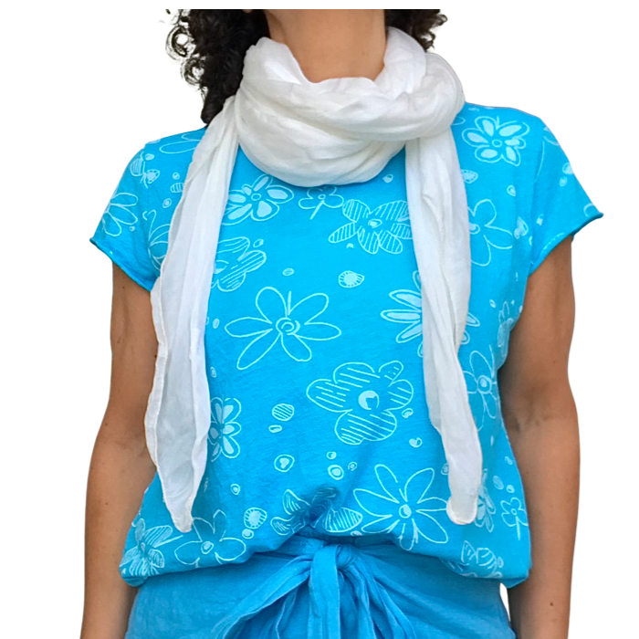 T-shirt turquoise fleuri col en rond manche courte avec foulard blanc