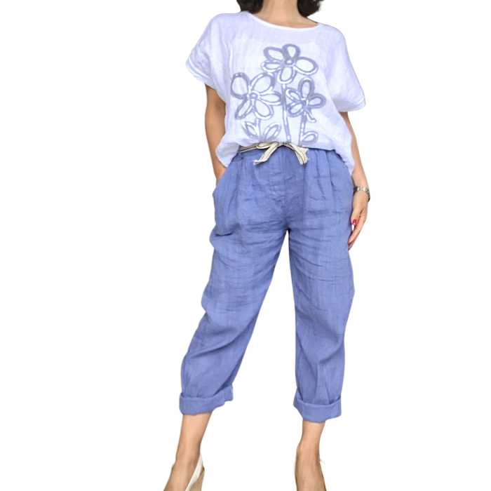T-shirt col rond marguerites bleu marin manche courte blanc avec pantalon en lin bleu