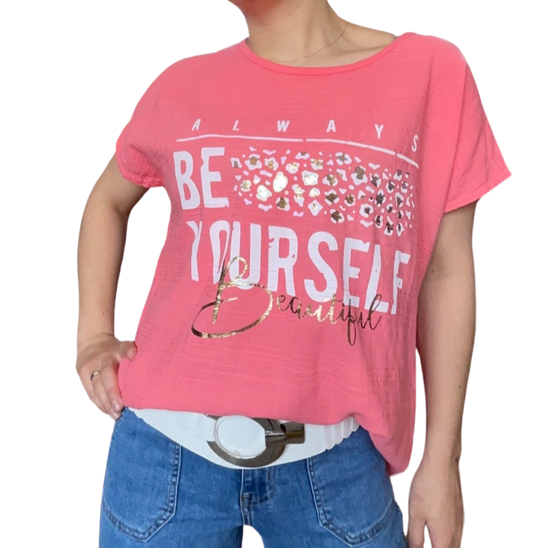 T-shirt corail pour femme avec imprimé « Always be yourself » avec ceinture et jeans