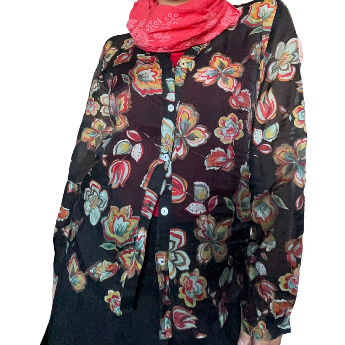 Chemise noir fleurie à col maho et manche longue avec foulard rouge