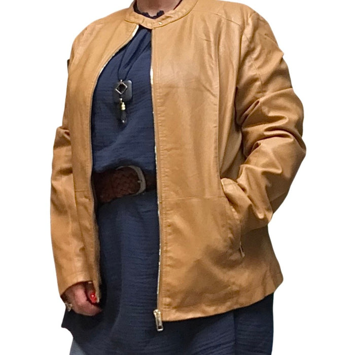Jacket cuir femme camel avec zip or, chandail bleu marin, collier noir , ceinture brune et jeans bleu femme