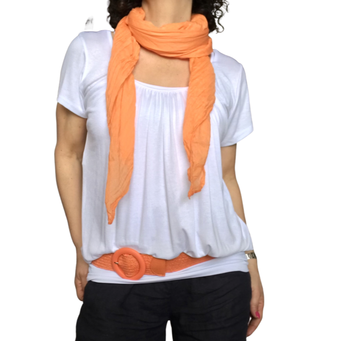 T-shirt femme uni manche courte col en U élastique au bas blanc avec un foulard orange