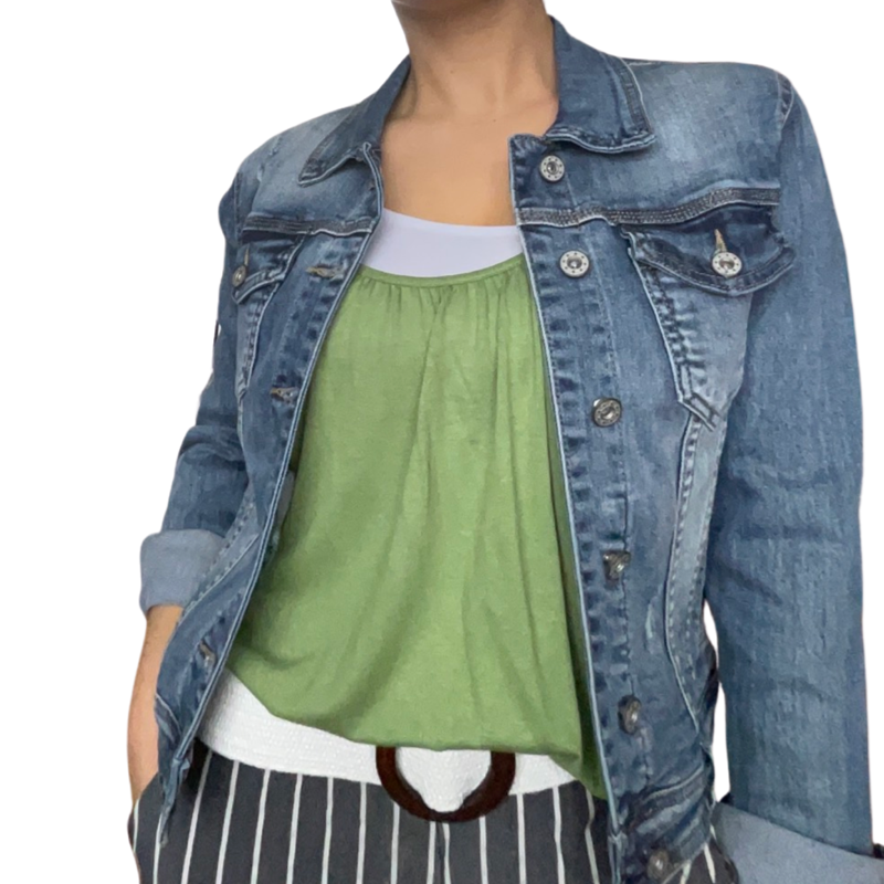 Veste en jeans pour femme manche longue avec deux poches à l'avant, camisole vert pomme, pantalons rayés