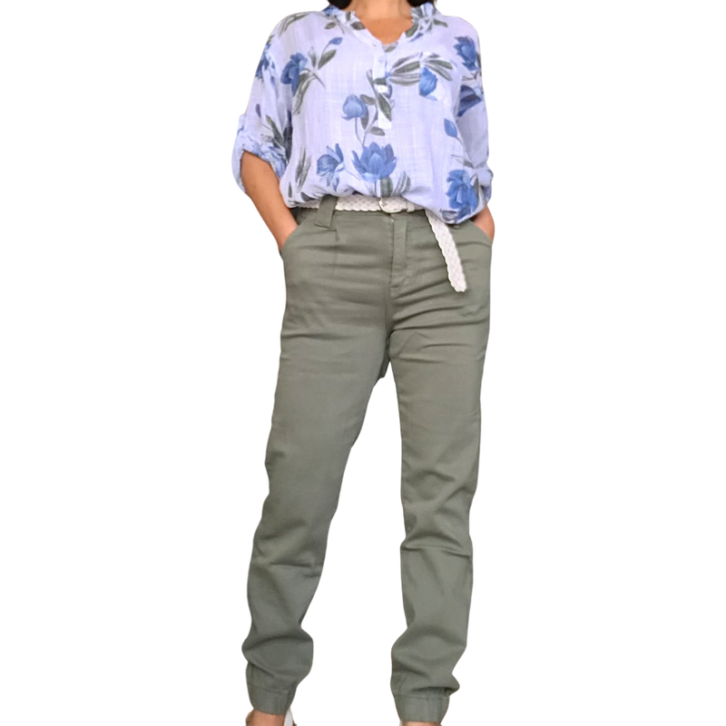 Pantalon vert ample femme 2 plis français avec élastique dans le bas, blouse fleurie blanche et ceinture blanche
