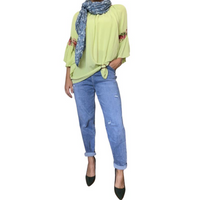 Jeans taille haute femme bleu claire extensible coupe "Mom jean", chandail vert, foulard bleu et soulier vert