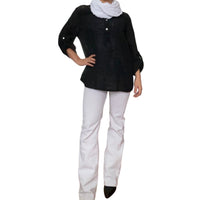 Blouse noir tendance à dentelle sur les épaules pour femme avec foulard et pantalon blanc