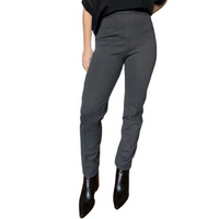 Pantalon femme chic taille haute gris, blouse noir et soulier noir