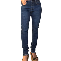 Jeans skinny extensible femme bleu foncé avec franges au bas, soulier brun