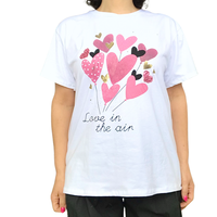 T-shirt blanc col en rond avec dessin de bouquet de ballon en forme de coeur rose