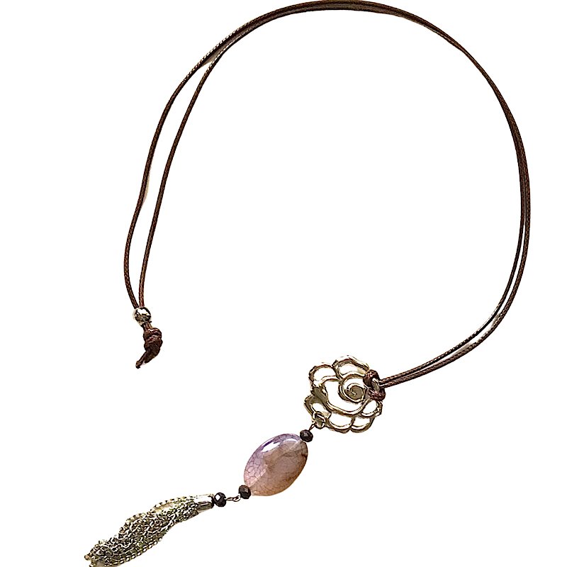 Bijoux, collier femme avec un pendentif d'une fleur argent