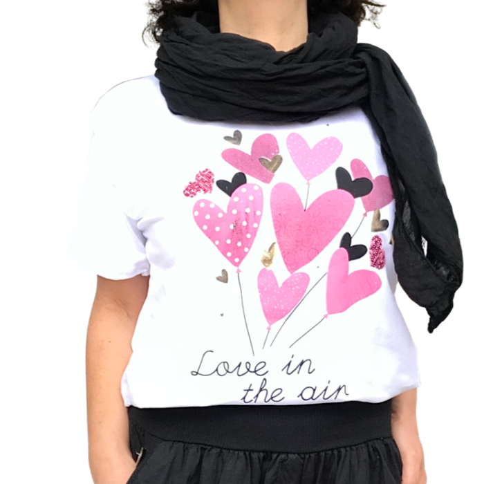 T-shirt blanc col en rond avec dessin de bouquet de ballon en forme de coeur rose avec foulard noir