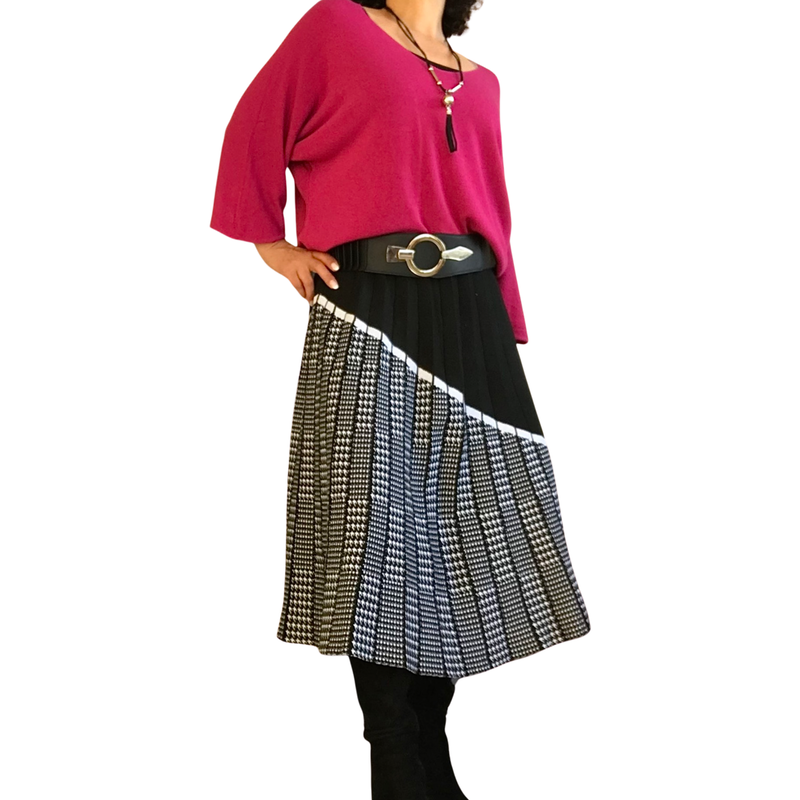 Jupe longue noir femme et pied de coq en tricot, chandail rose, collier et botte haute