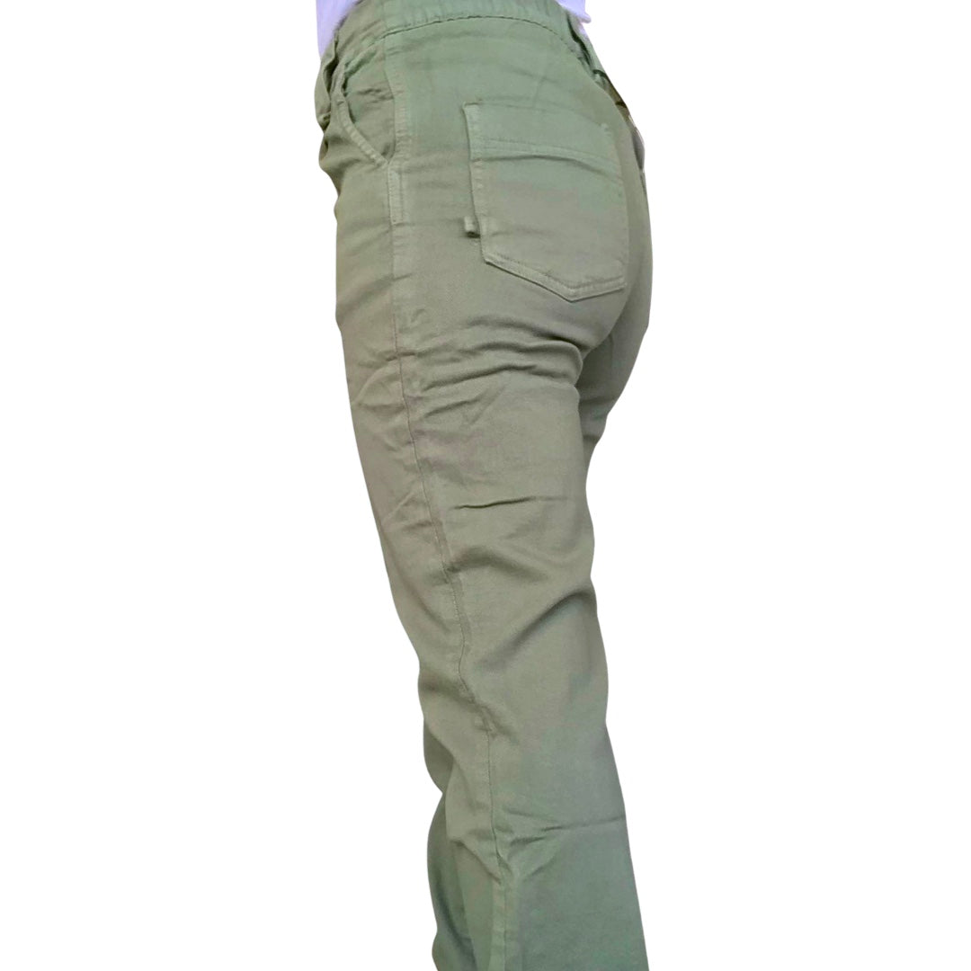 Pantalon vert ample femme 2 plis français avec élastique dans le bas vue de dos
