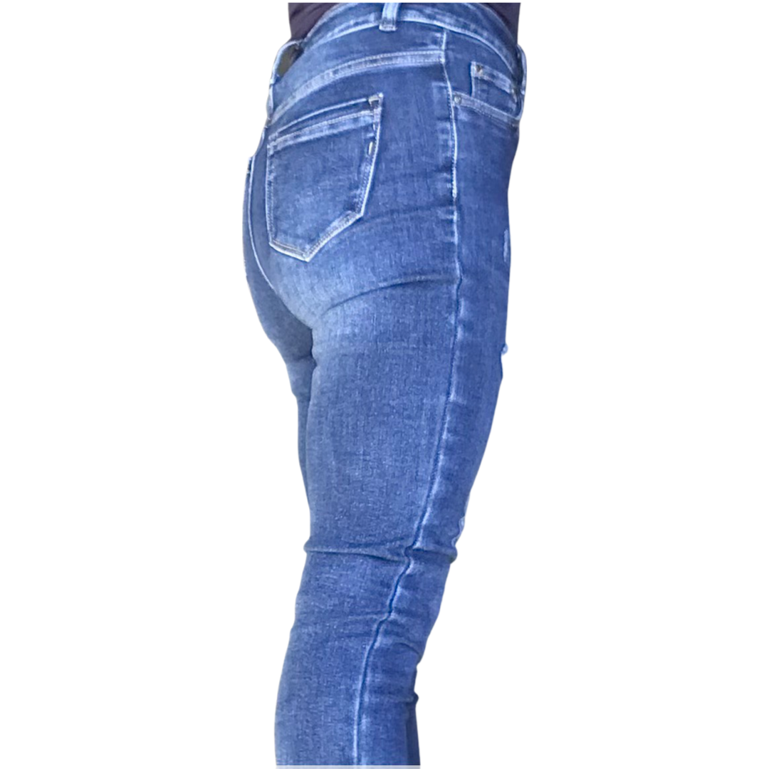 Jeans bleu skinny extensible avec des trous pour femme vue de dos