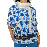 Chandail blanc fleuri bleu manche courte col rond avec foulard blanc et ceinture marine