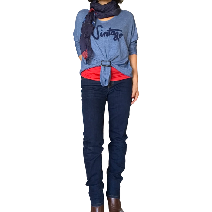 Chandail vintage bleu manche longue uni pour femme, foulard femme soie, boucle d'ajustement brune, camisole rouge, skinny jeans bleu et botte brune