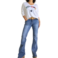 Jeans flare femme tendance bleu pâle, chandail blanc et ceinture brune